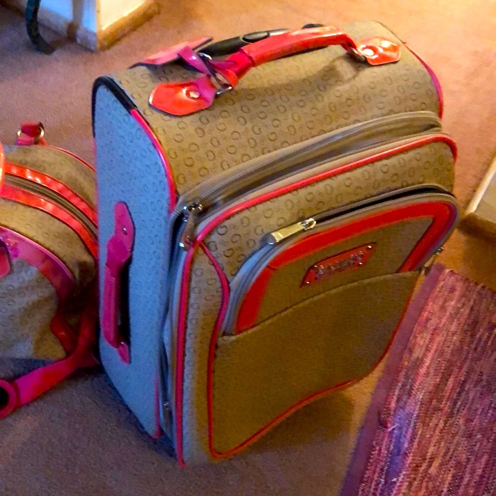 GUESS CARRY ON SET ONE ON WHEELS ONE CARRY ON🔴SALE